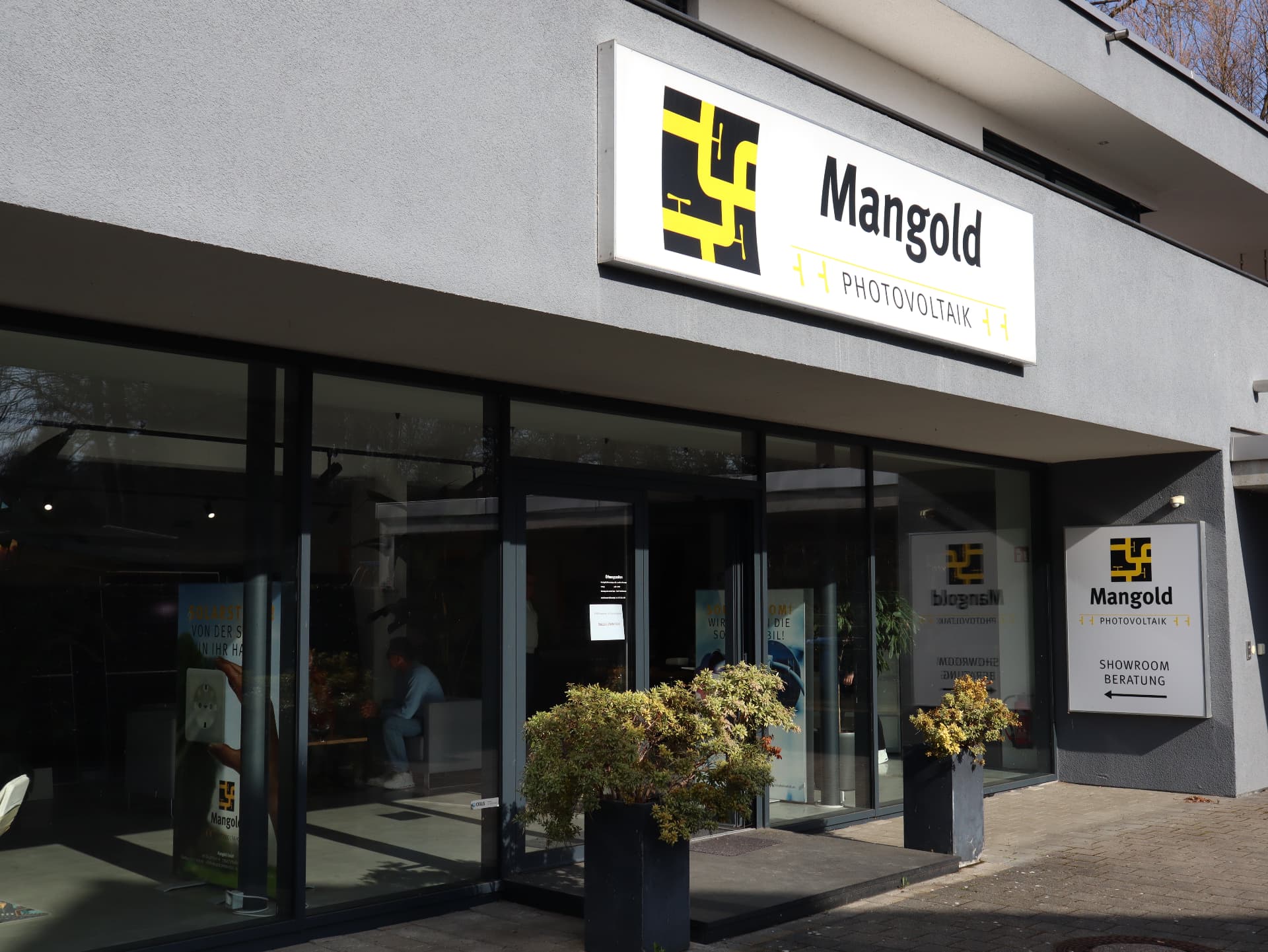 Eingang zum Mangold Photovoltaik Showroom