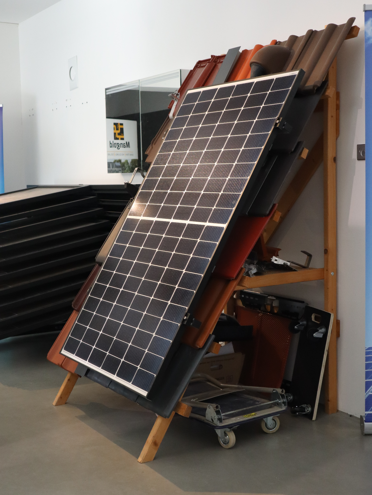 Aufbau eines Photovoltaik-Moduls auf verschiedenen Dachziegeln im Showroom